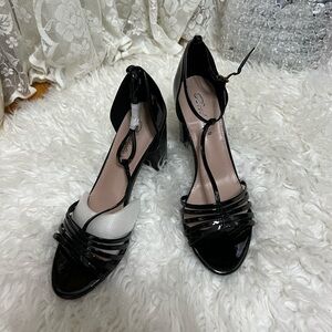 “Aniston-17” Black Patent T-Strap Block Heel Sandals (8.5) NIBox